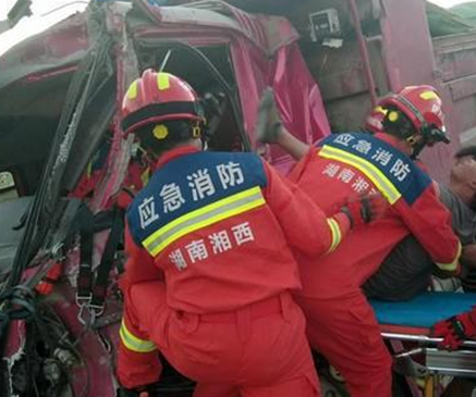 司機被困大卡車，消防員用手拉葫蘆等工具救援